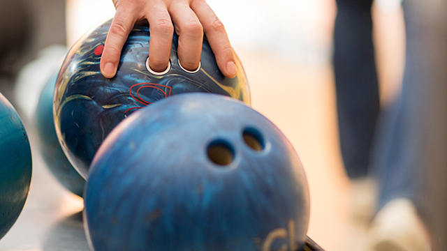 Foto: Nahaufnahme Hand greift Bowlingkugel