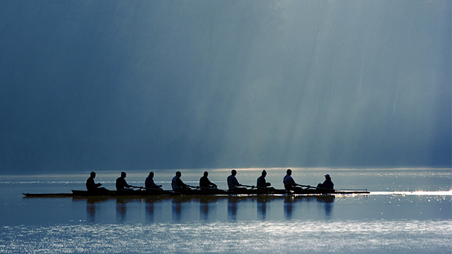 Foto: achter Ruderteam auf einem See